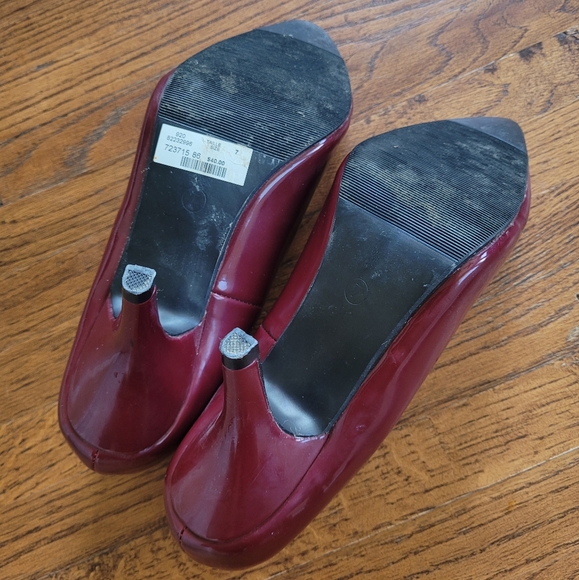Reitmans Red heels size 7 - Picture 3 of 4